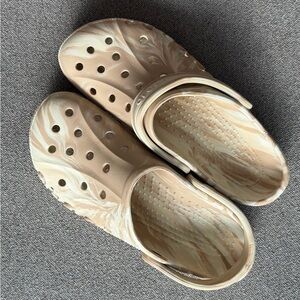 CROCS Men's Tan Marble Clogs